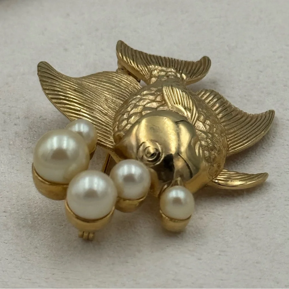 Vintage Gold Tone Angel Fish Brooch Pin w Faux Pearls Nautical Figural - Picture 4 of 9